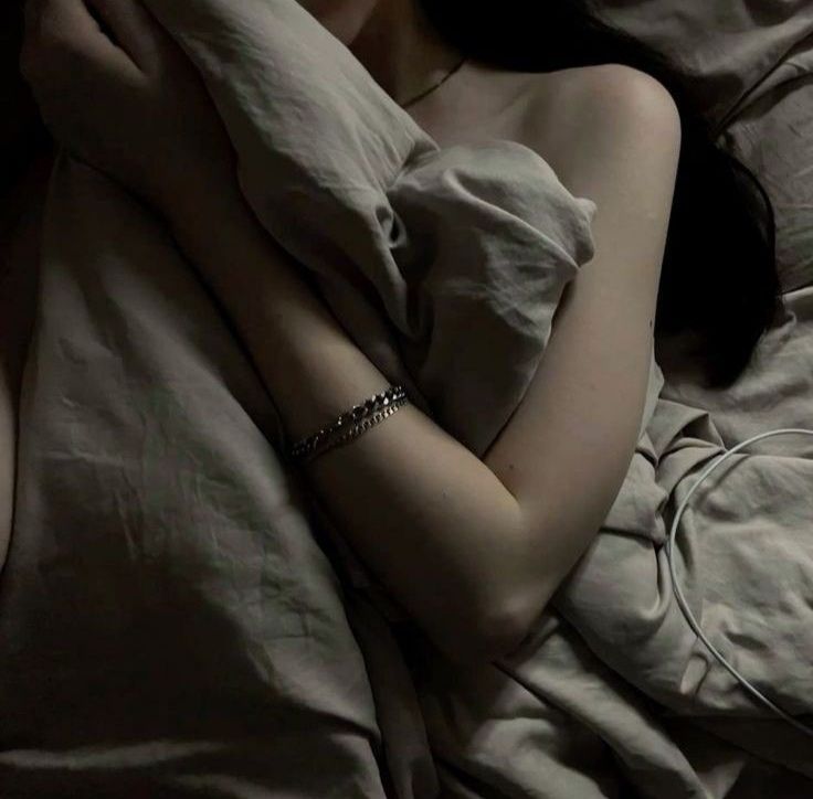 Chiếc Nhẫn Dưới Gối