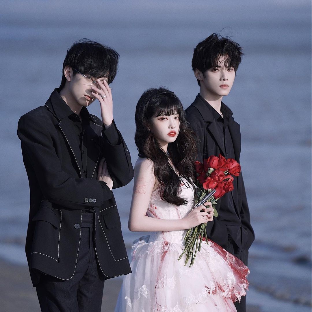 Một Lúc Yêu Hai Người – Online!