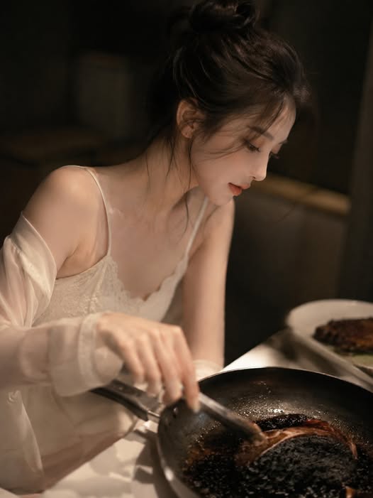 Ảnh Đế Bị Lộ Vì Quen Tay
